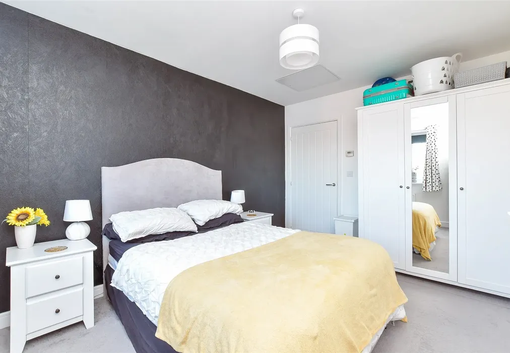 Bedroom 1 - Peckham Chase, Eastergate, Chichester, West Sussex - Wards of Kent