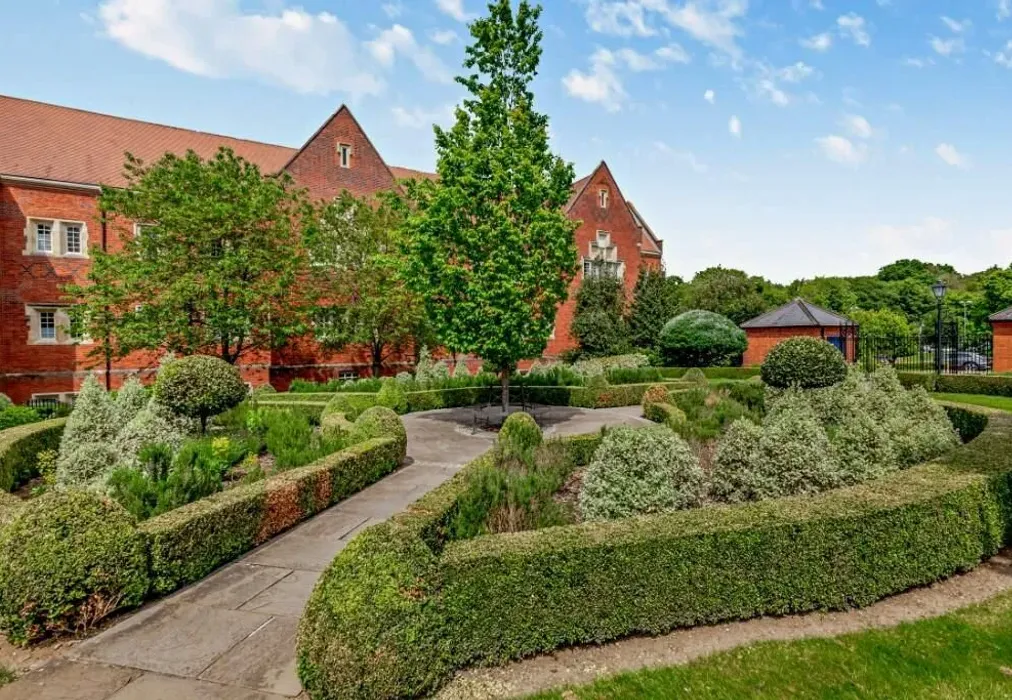 Gardens - The Galleries, Brentwood, Essex - Wards of Kent