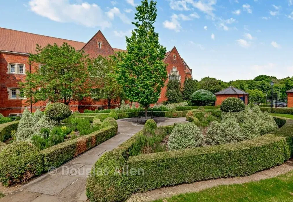 Grounds - The Galleries, Brentwood, Essex - Wards of Kent