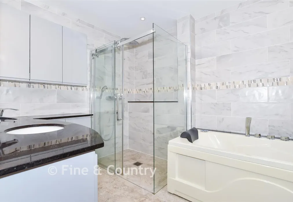 En-Suite Bathroom - Chaucer Mews, Upper Harbledown, Canterbury, Kent - Wards of Kent