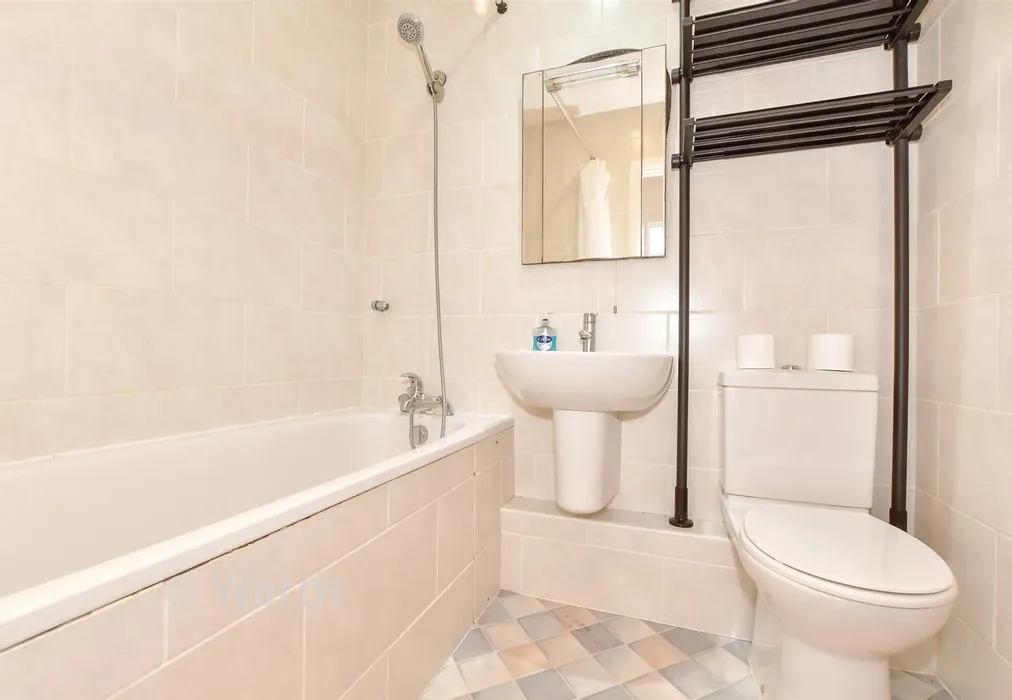 Bathroom - West Cliff Road, Ramsgate, Kent - Wards of Kent