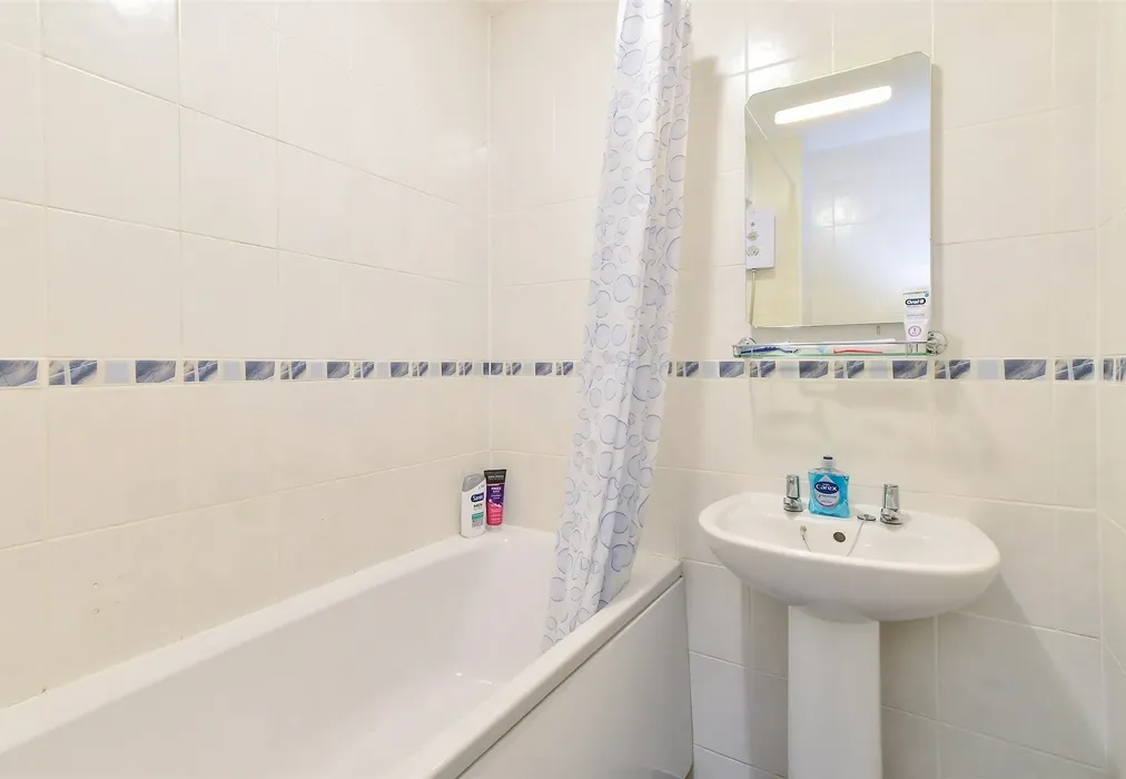 Bathroom - London Road, Brighton, East Sussex - Wards of Kent