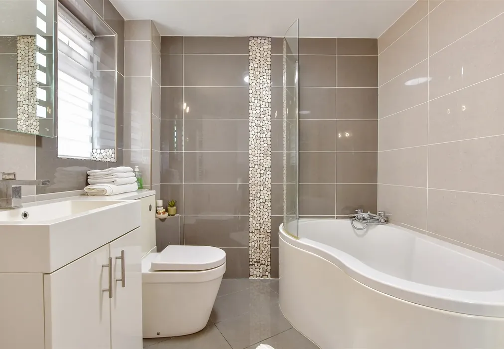 Bathroom - Henderson Road, Southsea, Hampshire - Wards of Kent