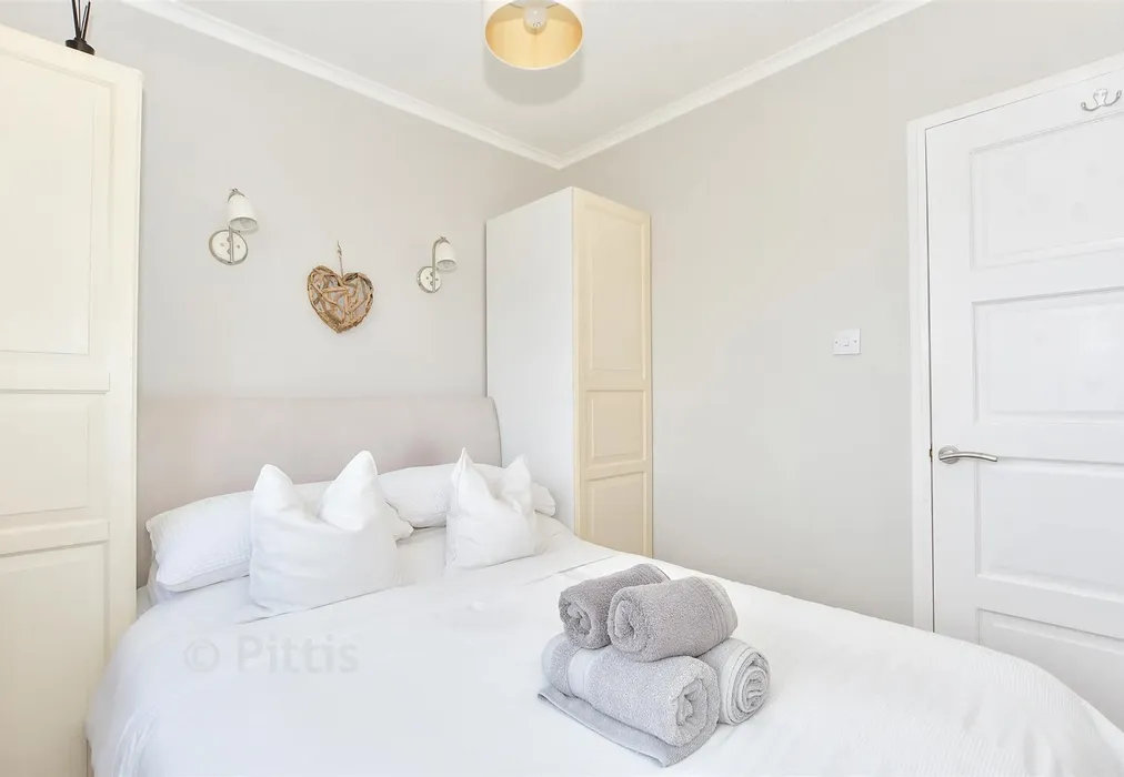 Bedroom 2 - Monks Lane, Freshwater, Isle of Wight - Wards of Kent