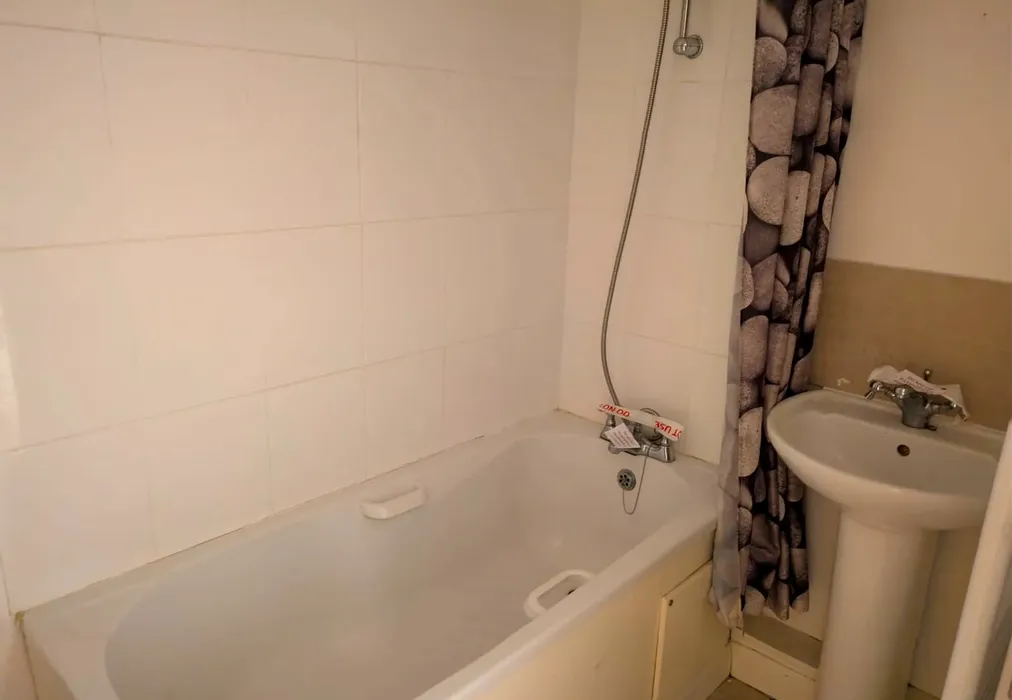 Bathroom - Henderson Road, Southsea, Hampshire - Wards of Kent