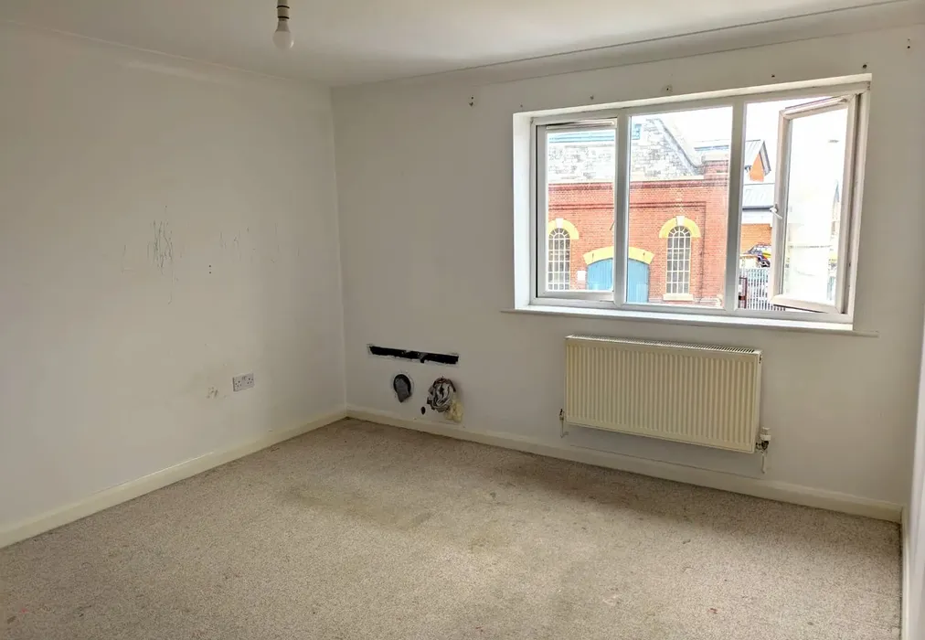 Bedroom 1 - Henderson Road, Southsea, Hampshire - Wards of Kent