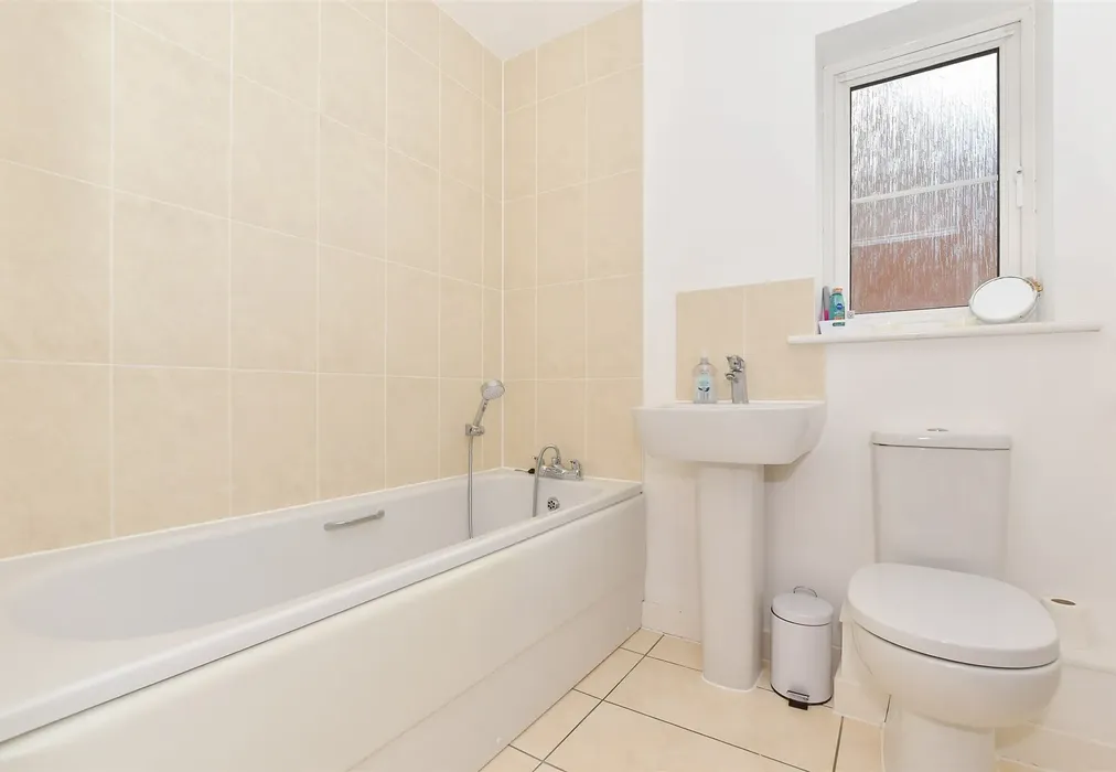 Bathroom - Ryeland Way, Ashford, Kent - Wards of Kent