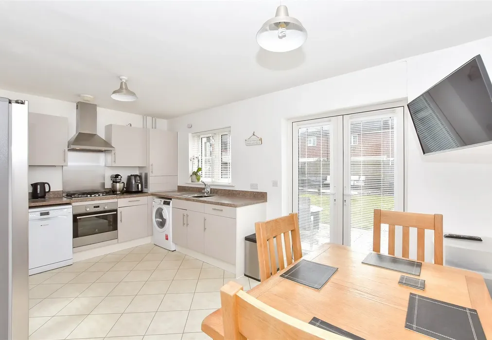 Kitchen - Ryeland Way, Ashford, Kent - Wards of Kent
