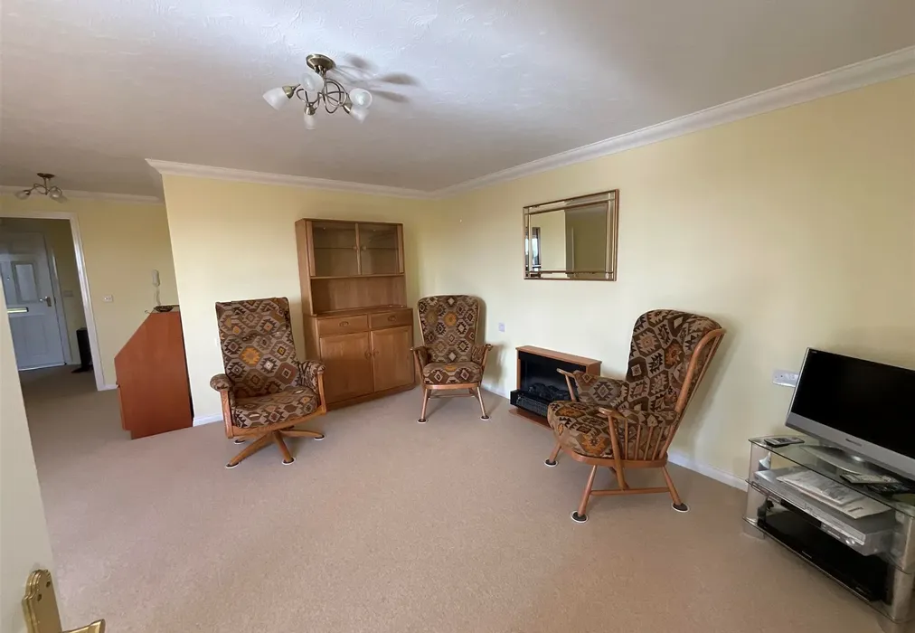 Lounge - Beach Avenue, Birchington, Kent - Wards of Kent
