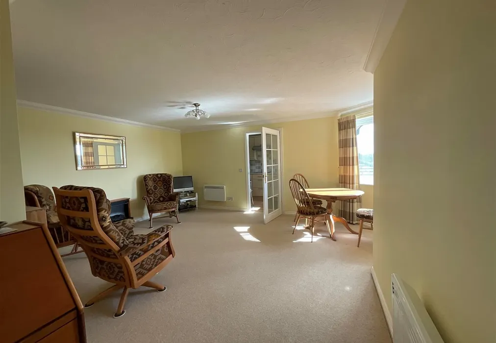 Lounge - Beach Avenue, Birchington, Kent - Wards of Kent