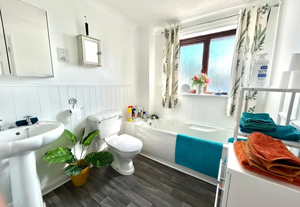 Bathroom - Jefferstone Lane, St. Mary's Bay, Romney Marsh, Kent - Wards of Kent