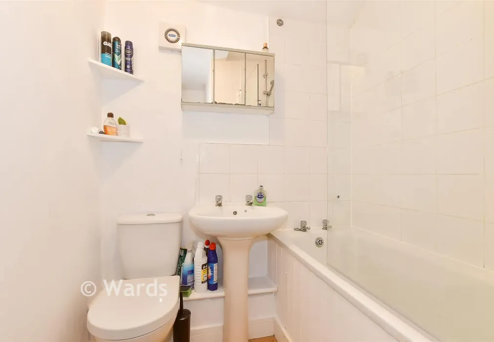 Bathroom - Regent Street, Whitstable, Kent - Wards of Kent
