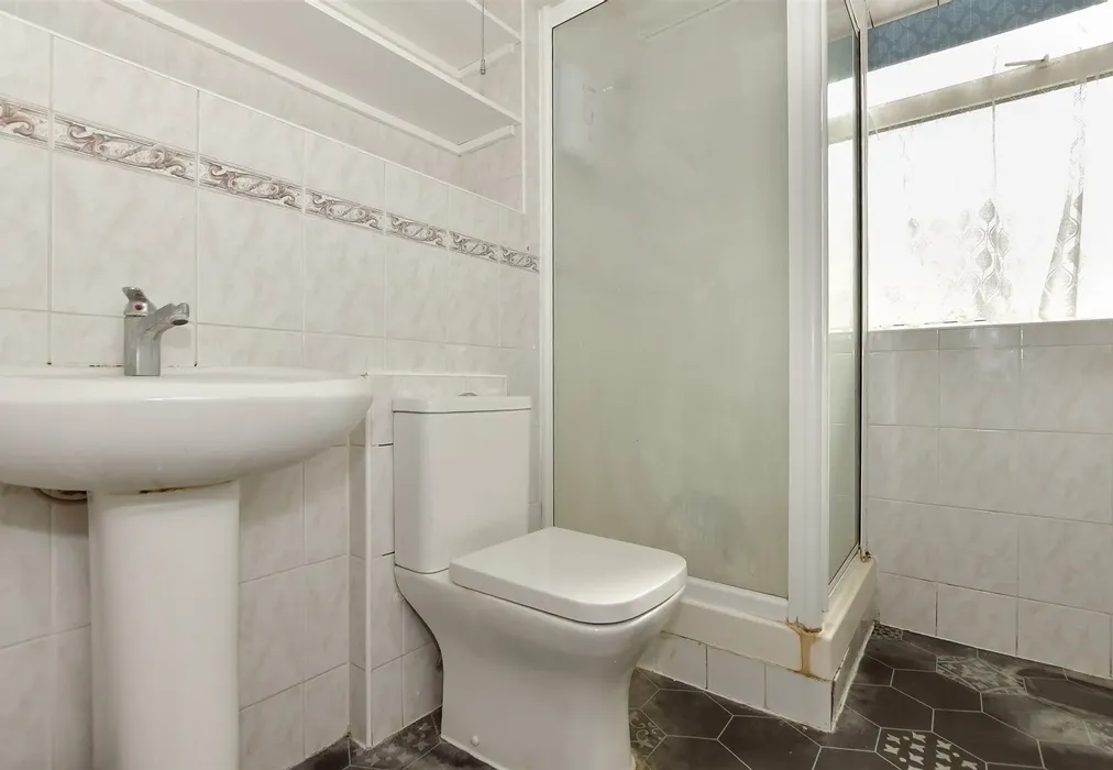Shower Room - Tonbridge Road, Maidstone, Kent - Wards of Kent