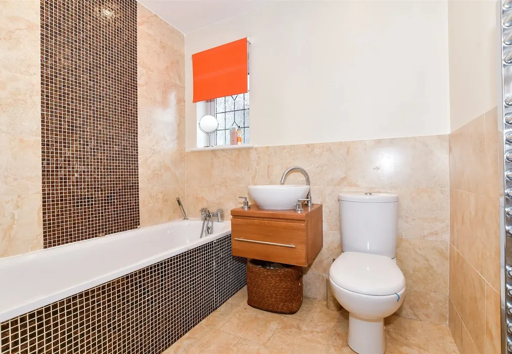 Bathroom - Chatfield Way, Bradbourne Fields, East Malling, Kent - Wards of Kent