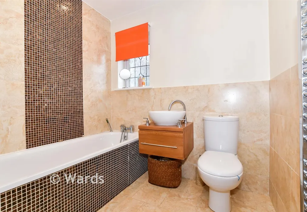 Bathroom - Chatfield Way, Bradbourne Fields, East Malling, Kent - Wards of Kent