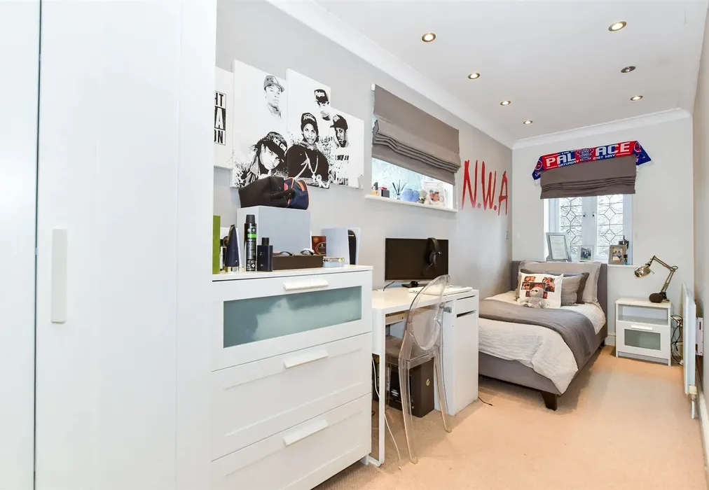 Bedroom 4 - Chatfield Way, Bradbourne Fields, East Malling, Kent - Wards of Kent