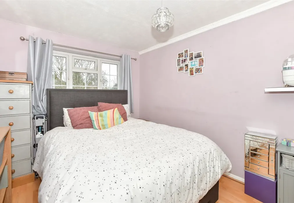 Bedroom 1 - Hunters Way, Uckfield, East Sussex - Wards of Kent