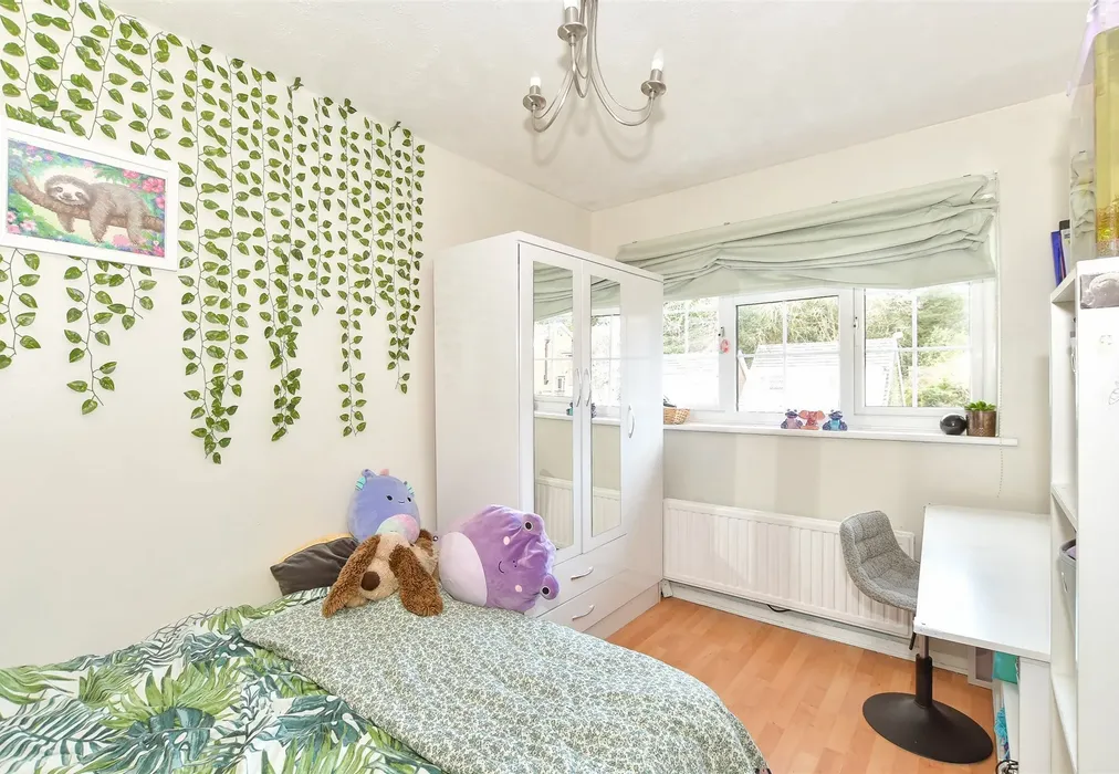 Bedroom 2 - Hunters Way, Uckfield, East Sussex - Wards of Kent