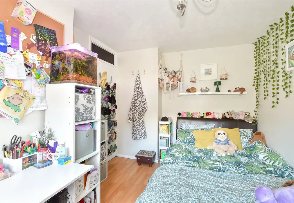 Bedroom 2 - Hunters Way, Uckfield, East Sussex - Wards of Kent