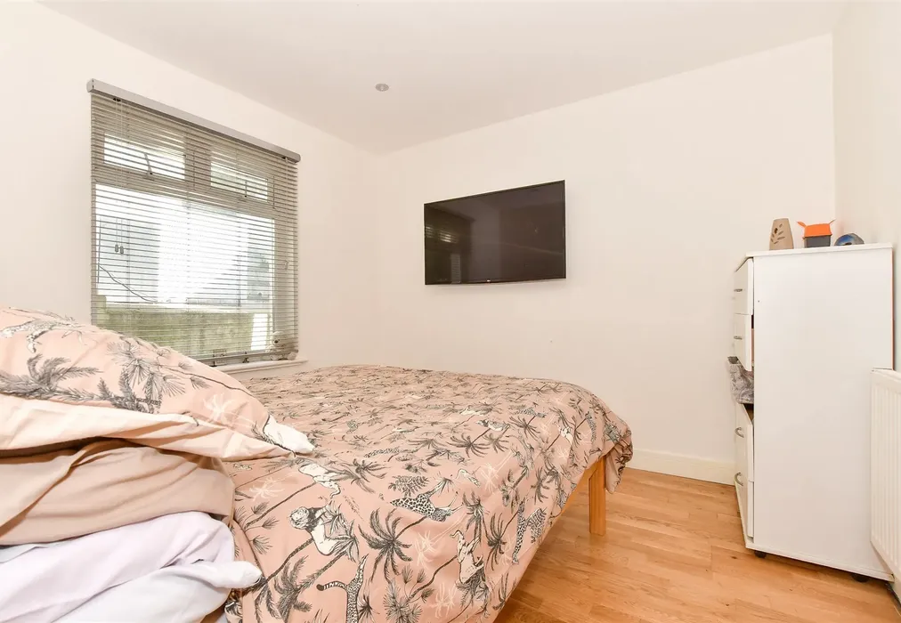 Bedroom 1 - Gills Cliff Road, Ventnor, Isle of Wight - Wards of Kent
