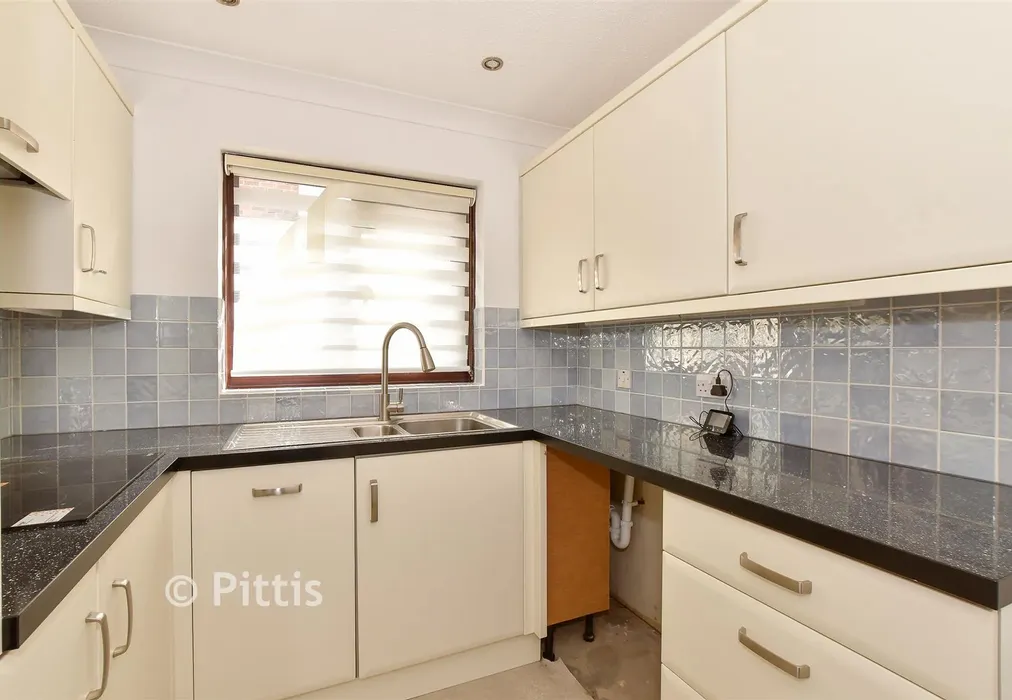 Kitchen - Trafalgar Road, Newport, Isle of Wight - Wards of Kent