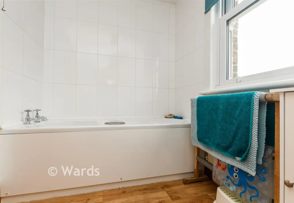 Bathroom - Weston Road, Strood, Rochester, Kent - Wards of Kent