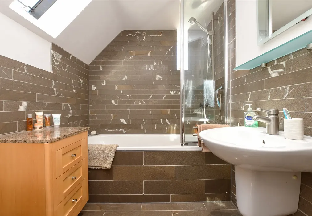 Bathroom - Langton Road, Tunbridge Wells, Kent - Wards of Kent