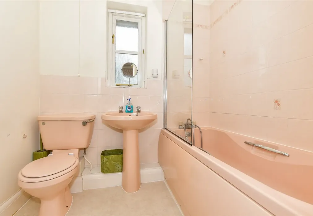Bathroom - Hop Pocket Close, Sissinghurst, Cranbrook, Kent - Wards of Kent