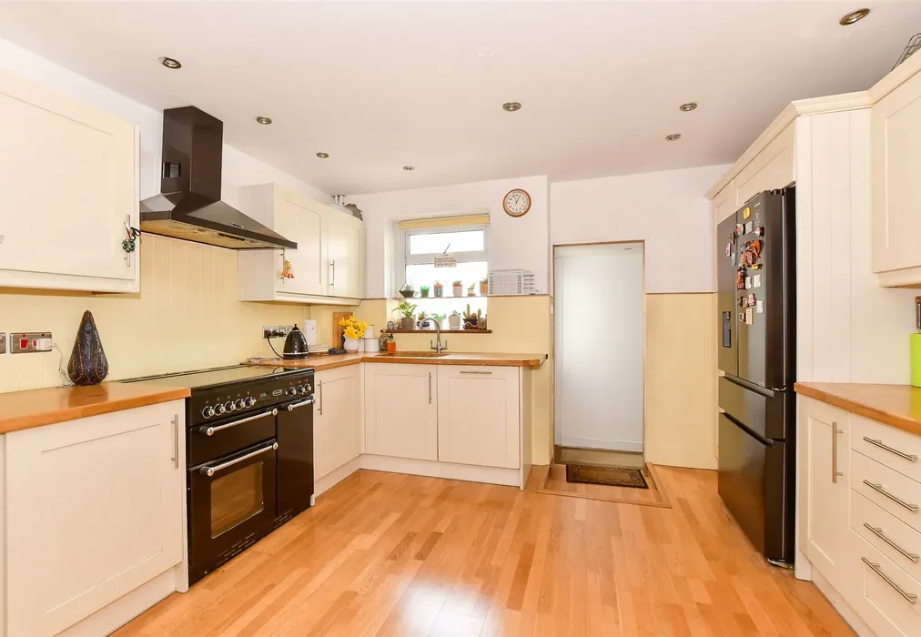 Kitchen - Fitzroy Street, Sandown, Isle of Wight - Wards of Kent