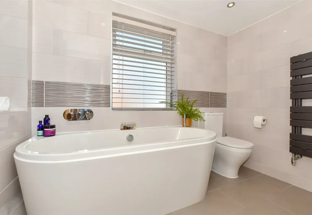 Bathroom - Monkton Road, Minster, Ramsgate, Kent - Wards of Kent