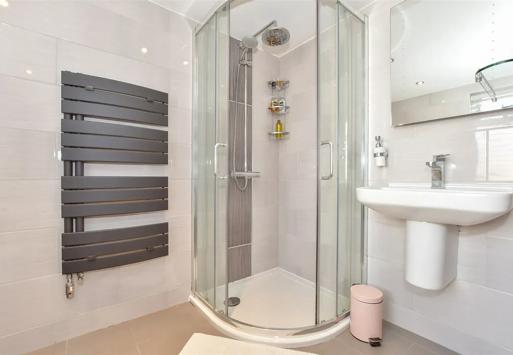Bathroom - Monkton Road, Minster, Ramsgate, Kent - Wards of Kent