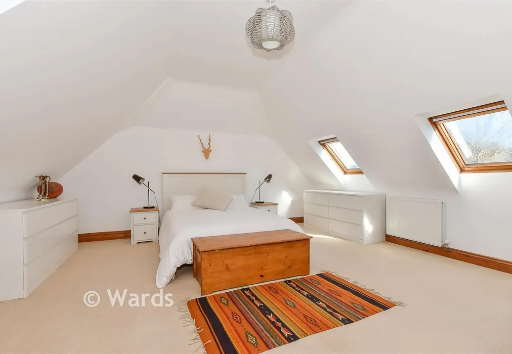 Bedroom 1 - Bobbin Lodge Hill, Chartham, Canterbury, Kent - Wards of Kent