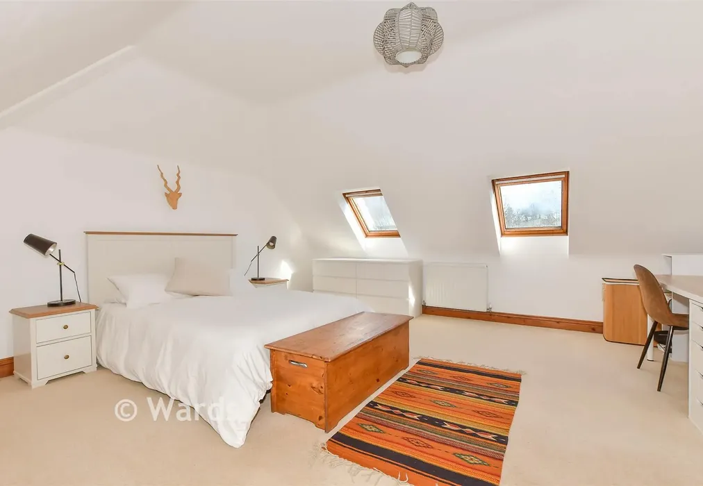 Bedroom 1 - Bobbin Lodge Hill, Chartham, Canterbury, Kent - Wards of Kent