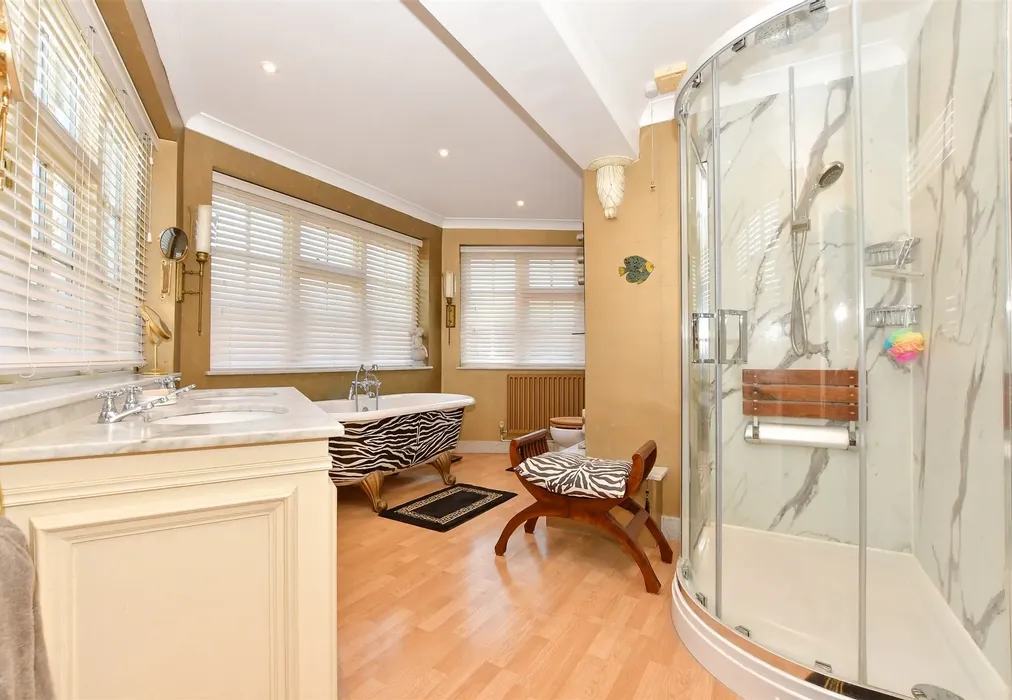 En-Suite Bathroom - Bossingham Road, Stelling Minnis, Canterbury, Kent - Wards of Kent