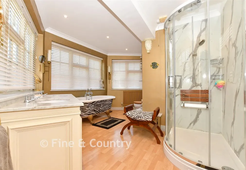 En-Suite Bathroom - Bossingham Road, Stelling Minnis, Canterbury, Kent - Wards of Kent