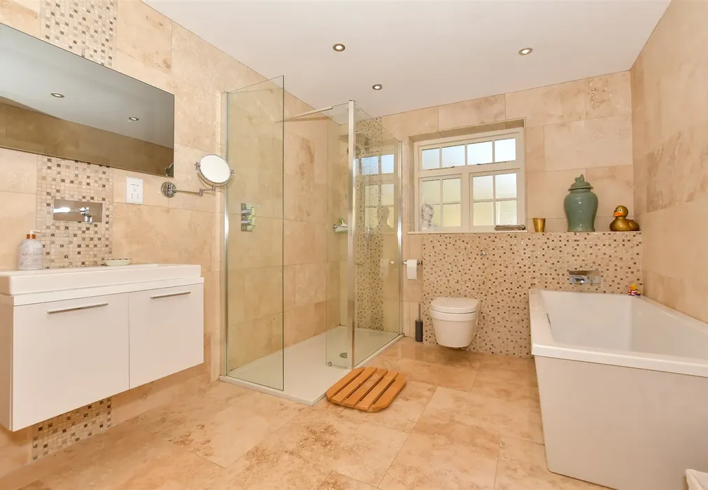 Bathroom - Bossingham Road, Stelling Minnis, Canterbury, Kent - Wards of Kent