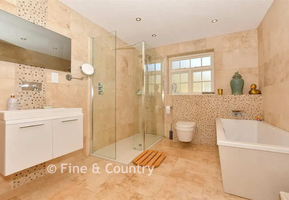 Bathroom - Bossingham Road, Stelling Minnis, Canterbury, Kent - Wards of Kent
