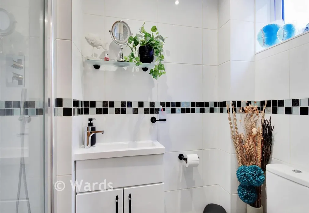 Ensuite - The Gallops, Vigo, Kent - Wards of Kent