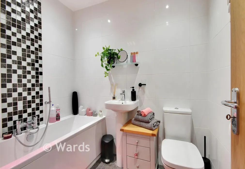 Bathroom - The Gallops, Vigo, Kent - Wards of Kent