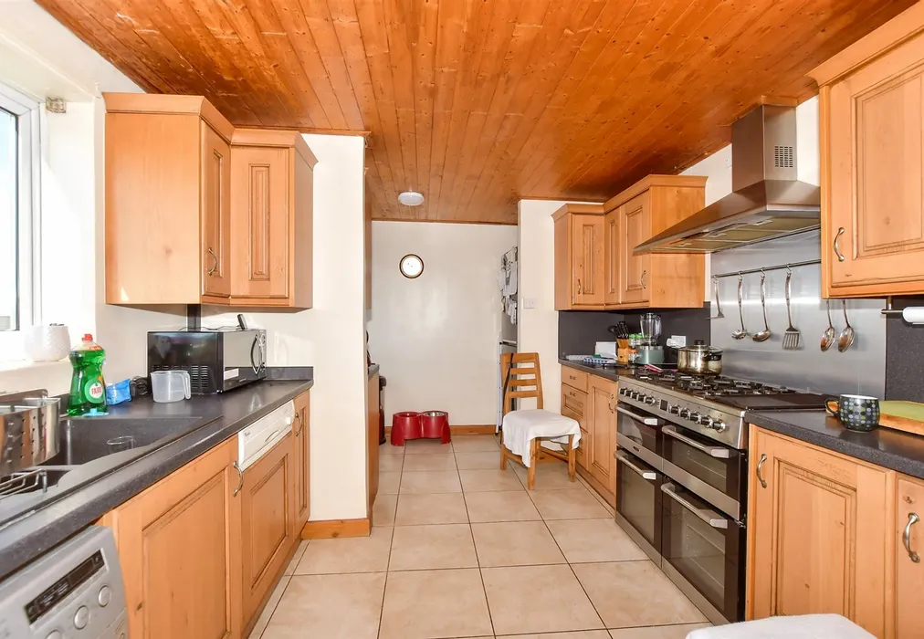 Kitchen - Hollands Avenue, Folkestone, Kent - Wards of Kent