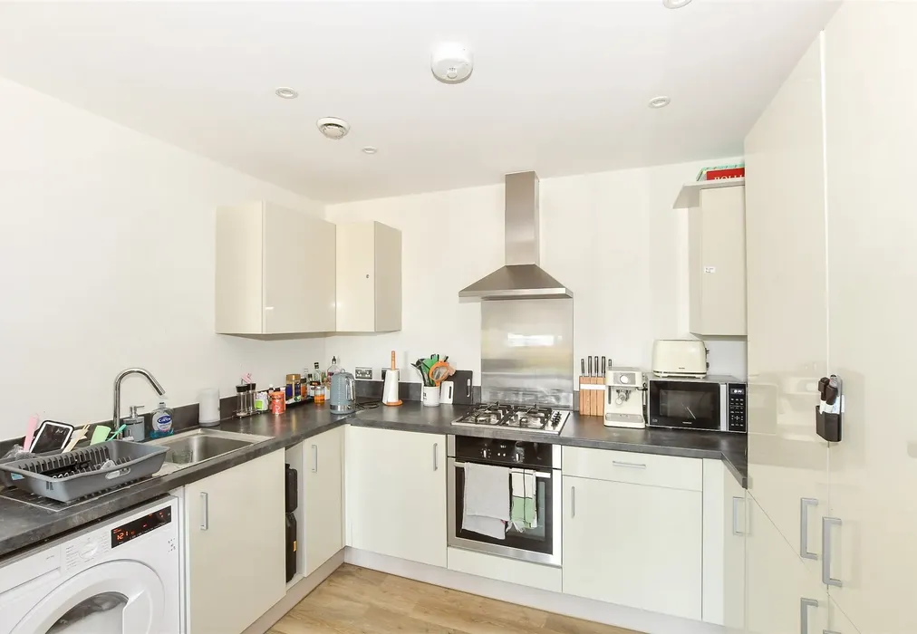 Kitchen - West Green Drive, West Green, Crawley, West Sussex - Wards of Kent
