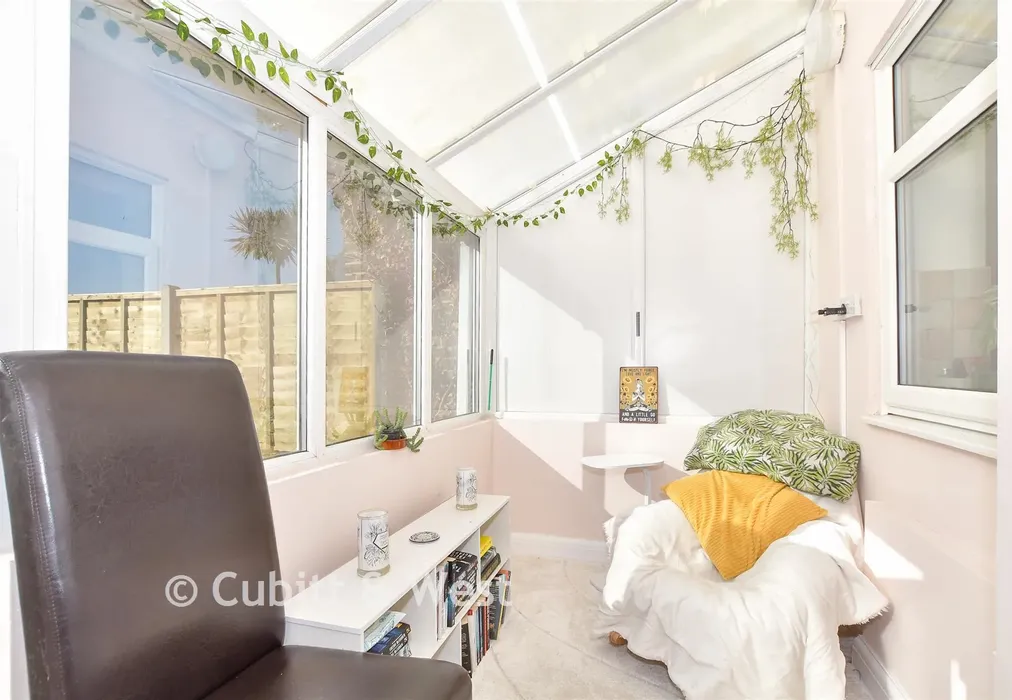 Sun Room - Worthing Road, Rustington, West Sussex - Wards of Kent