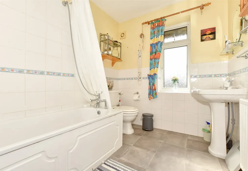 Bathroom - Alder Road, Folkestone, Kent - Wards of Kent