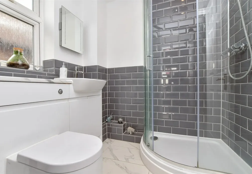 En-Suite Shower Room - Bromley Road, Beckenham, Kent - Wards of Kent