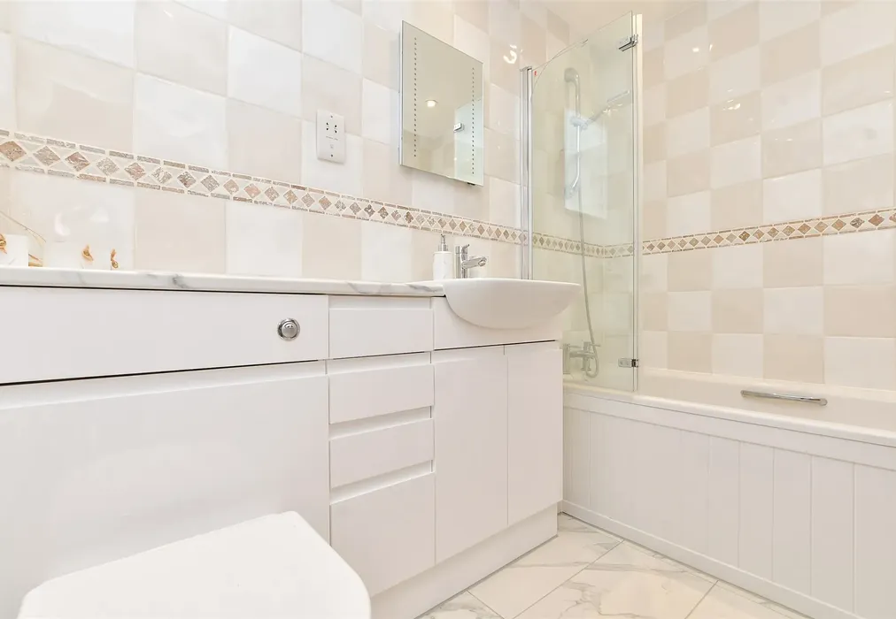 Bathroom - Bromley Road, Beckenham, Kent - Wards of Kent