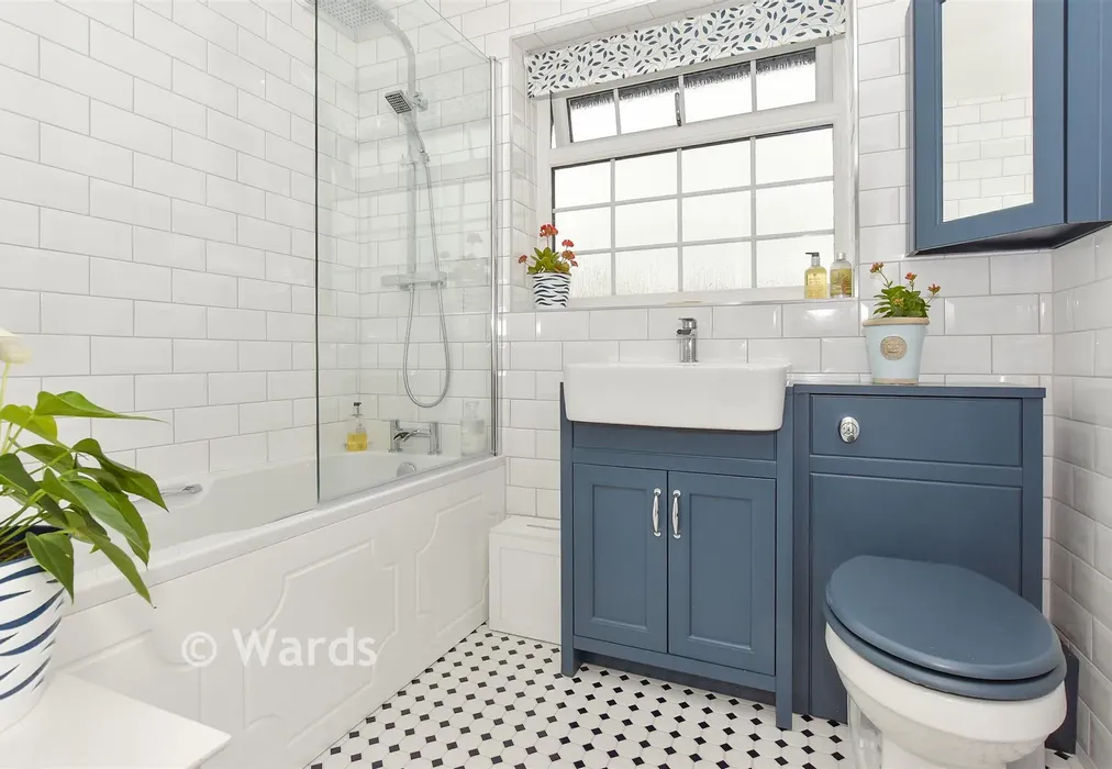 Bathroom - Southgate Road, Tenterden, Kent - Wards of Kent