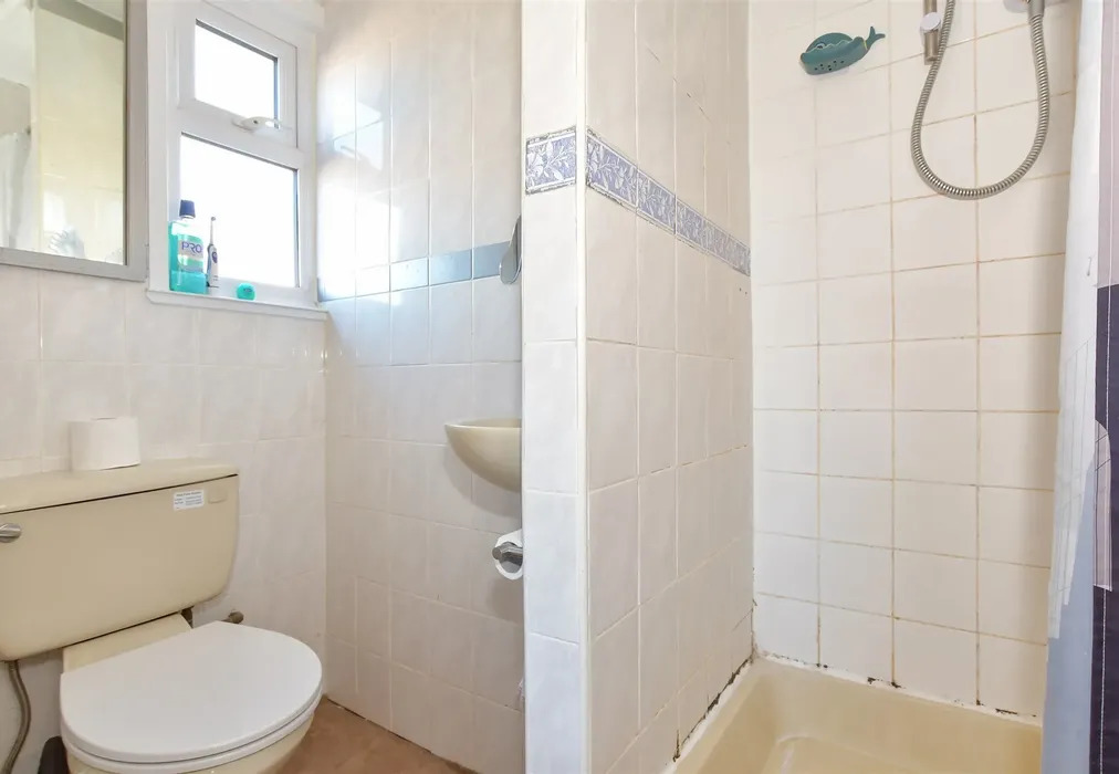 En-Suite - Albany Road, Rochester, Kent - Wards of Kent