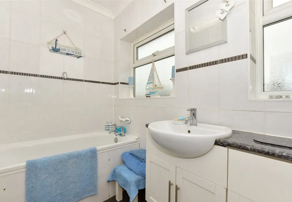 Bathroom - Minnis Road, Birchington, Kent - Wards of Kent