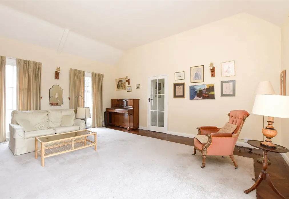 Lounge - Laglands Close, Reigate, Surrey - Wards of Kent