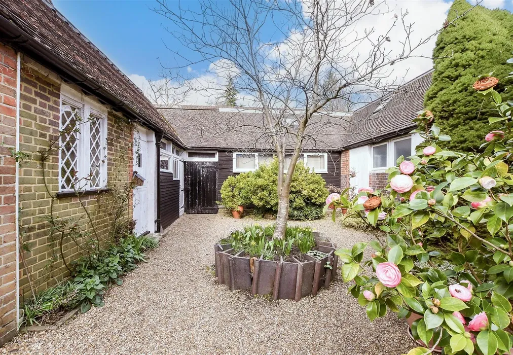 Front Garden - Laglands Close, Reigate, Surrey - Wards of Kent